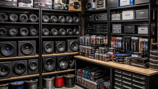 Regały na akcesoria car audio w warsztacie